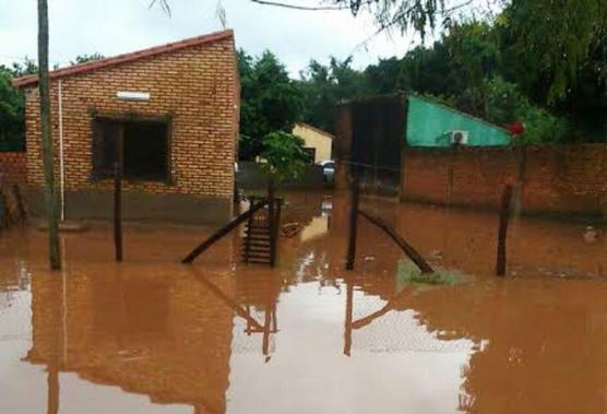 Un barrio de Asunción sufre la crecida del río