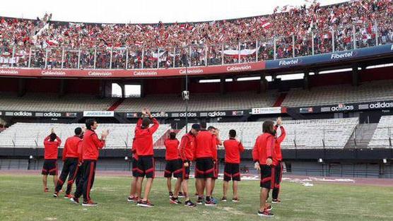 Los hinchas despidieron ayer al plantel