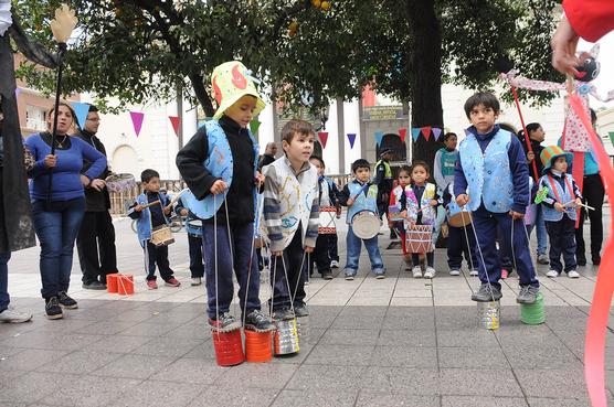 Chicos en la plaza