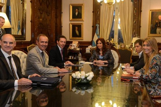 Cristina junto a empresarios