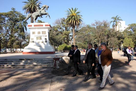 Autoridades en la plaza