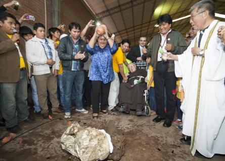 Morales en ceremonia de bautismo de construcción 