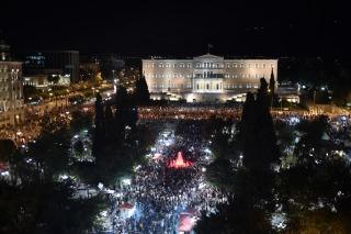 Una multitud festejaba anoche en la Plaza Singtagma