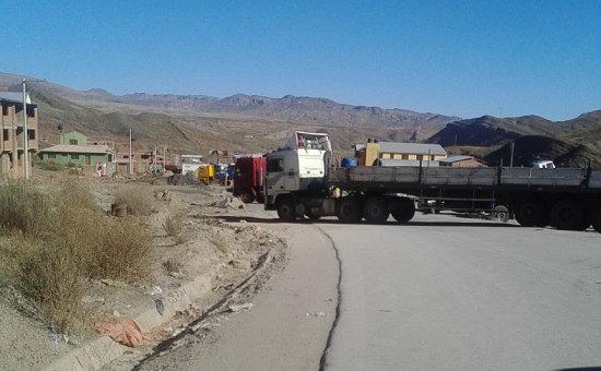 El bloqueo que impide el paso de los turistas tucumanos en Potosi