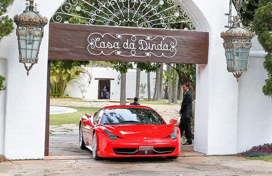 La brillante ferrari sale de la casa de Collor ayer