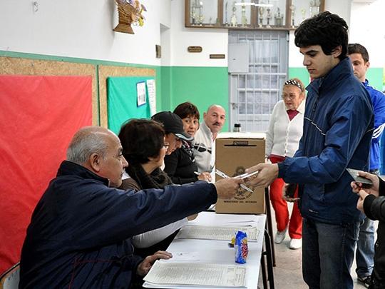 Jóvenes votando