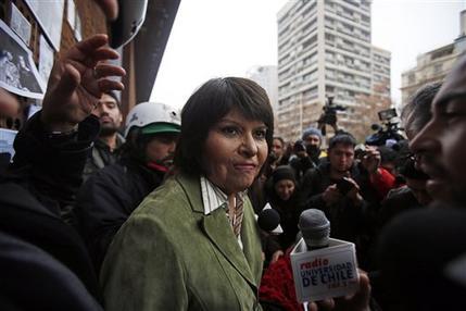 Carmen Quintana llega a un homenaje en honor del fotógrafo asesinado Rodrigo Rojas, ayer en Santiago