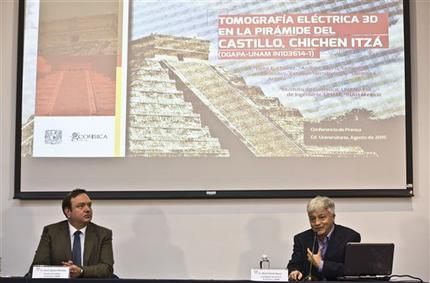 Rene Chavez y Arturo Iglesias, ambos de la UNAM, durante el anuncio, ayer en Mexico