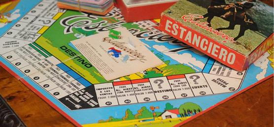 Para Pelegrinelli, juegos como el Estanciero (surgido en 1937) o el Monopoly "transmiten valores del sistema económico capitalis