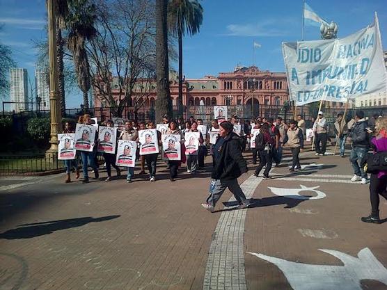 Militantes de DDHH en Plaza de Mayo este viernes