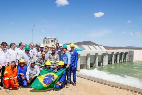 Rousseff con operarios en  San Francisco en Cabrobó en Pernambuco