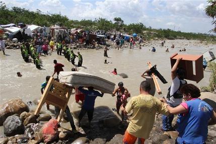 Colombianos cruzando la frontera desde Venezuela