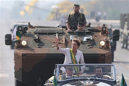 Rousseff en coche militar durante el desfile por la Indenpencia