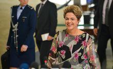 Rousseff acompañada por sus ministros, anoche en Brasilia