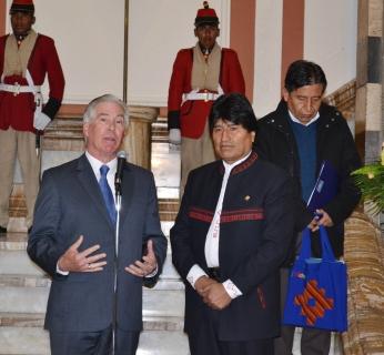 Morales junto a Peter Brennan, ayer en La Paz