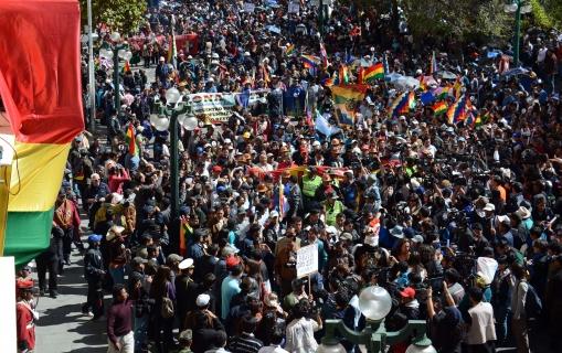 Organizaciones sociales en las puertas de la Asamblea Legislativa, ayer en La Paz