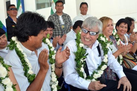 Fernandez luciendo lentes con leyenda sobre Evo