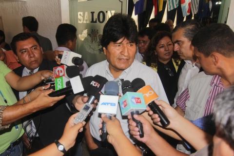 Morales con periodsitas, ayer en Santa Cruz