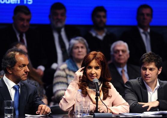 El industrial Rocchia Ferro (de barba) a pocos metros de Cristina en Tecnópolis, anoche