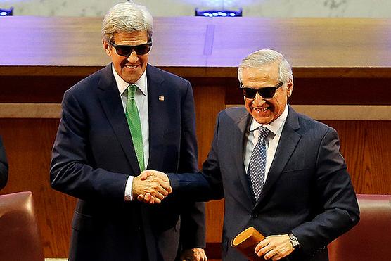 John Kerry junto al canciller Muñoz lucieron anteojos de sol hechos con plástico reciclado de redes de pescadores.