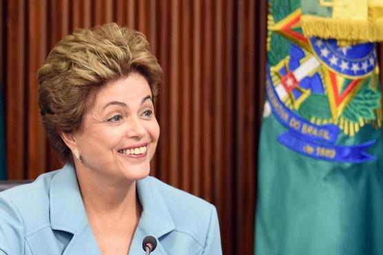 Rousseff atiende a los funcionarios del gabinete, ayer en Brasilia