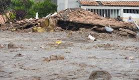 Muerte y destrucción ante correntada de barro contaminado