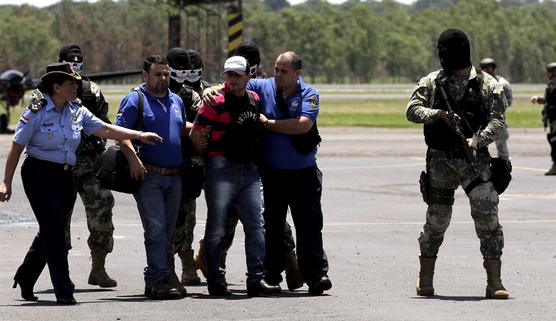 El ex alcalde Vilmar Acosta llega esposado ayer a Paraguay