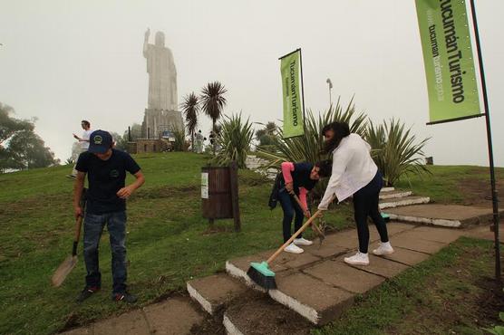 Limpiando las inmediaciones del Cristo redentor