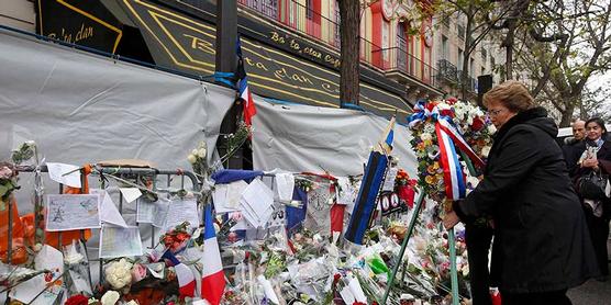 Bachelet en su primer acto a su arribo ayer a Paris