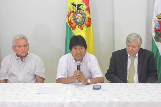 Morales junto a Ruben Costas y Percy Fernandez, ayer en Santa Cruz