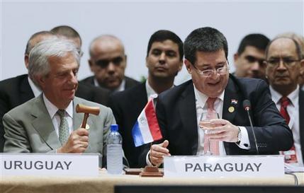 Tabare Vazquez sostiene el martillo del pro tempore, ayer en Asunción