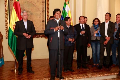 Morales apura el bindis navideños, ayer en La Paz