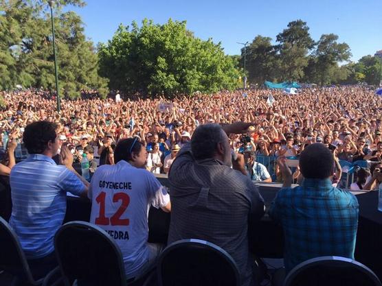 Panelistas de 678 y militantes kirchneristas, ayer en Parque Saavedra