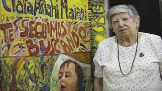 Chicha Mariani con la banca de Abuelas