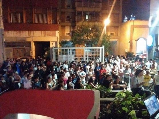 El publico salio a la calle para ver en pantalla gigante los discursos