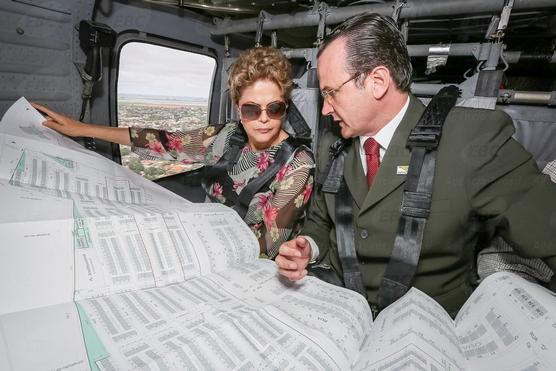 Dilma recorrió las inundaciones en Uruguayana, limitrofe con Argentina, ayer