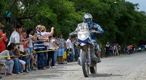 Manzur de riguroso sport saluda a los competidores