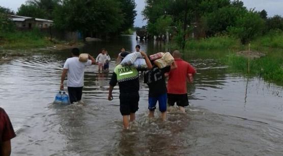 Todos colaboraron en Los Agudos, ayer por la tarde