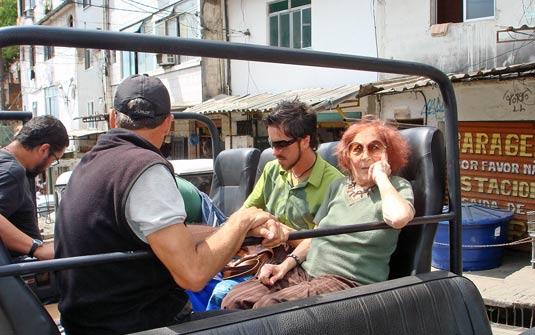 Turistas custodiados visitan la pobreza en Rio