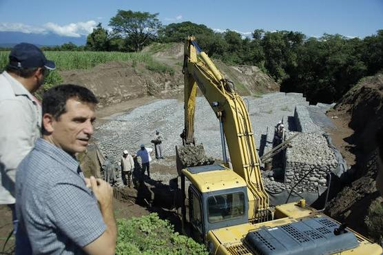 Yedlin observa el avance de las obras en el canal aliviador en Alberdi