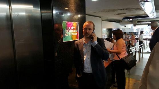 Sabatella ingresando al edificio