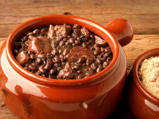 La riquísima feijoada brasileña con porotos tucumanos