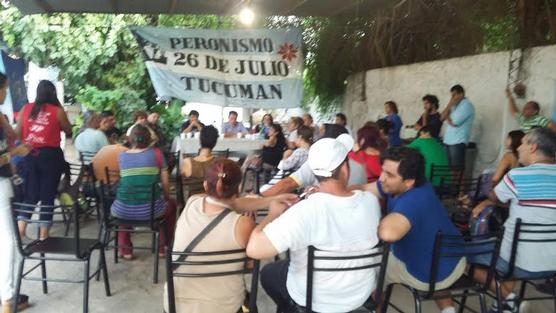 En la calurosa tarde los militantes debatieron sobre la persecución que sufre Sala