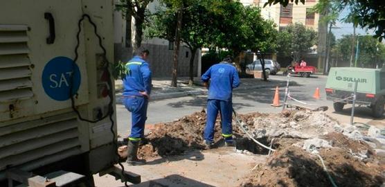 Operarios de la SAT atentos al reclamo de los vecinos