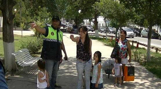 un policía orienta a un visitante