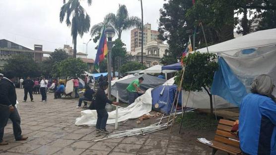 Levantan el acampe y van a Plaza de Mayo