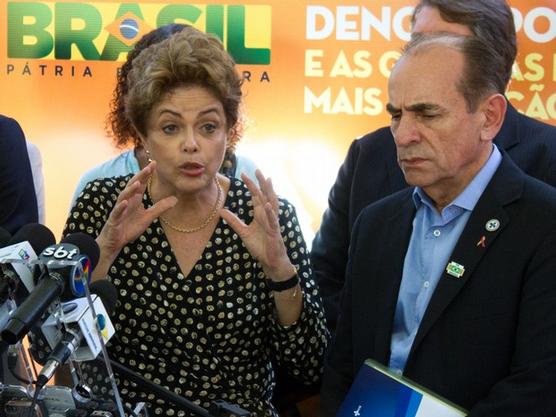 Rousseff acompañada por el ministro de Salud, Marcelo Castro, ayer en Brasilia