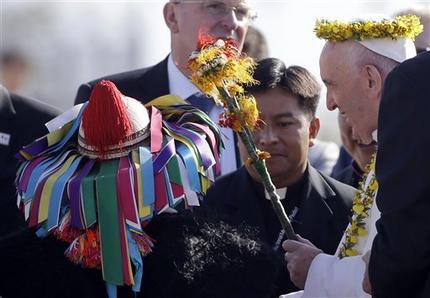 Francisco con una corona de flores recibe el saludo de pueblos originarios, ayer en Chiapas