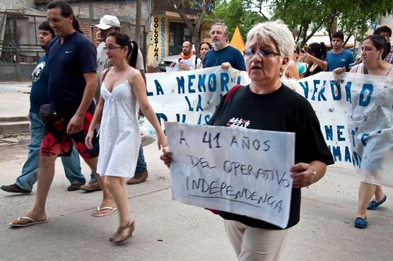 Militantes de Derechos Humanos en la marcha hacia la Escuelita viernes pasado