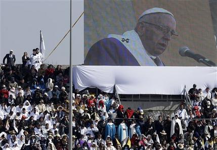 Una pantalla gigante muestra al papa Francisco mientras celebra la misa en el estadio Venustiano Carranza en Morelia, México